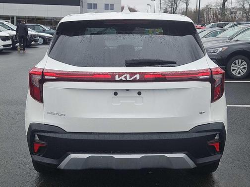 Snow White Pearl 2024 Kia Seltos LX
