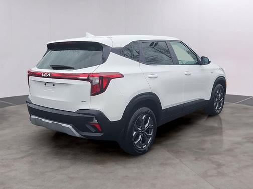 Snow White Pearl 2024 Kia Seltos LX