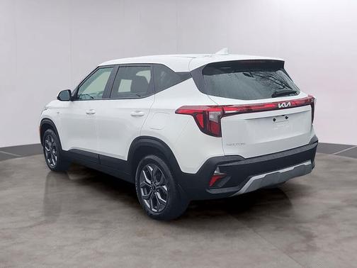 Snow White Pearl 2024 Kia Seltos LX