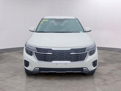 Snow White Pearl 2024 Kia Seltos LX