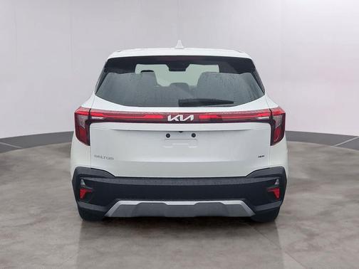 Snow White Pearl 2024 Kia Seltos LX