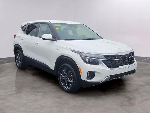 Snow White Pearl 2024 Kia Seltos LX