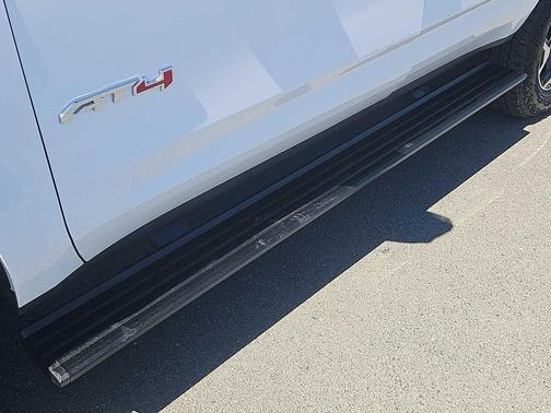 Summit White 2025 GMC Yukon 4WD AT4