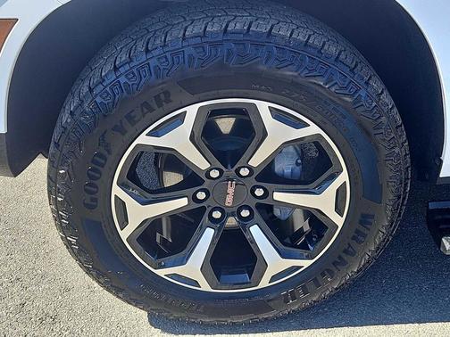 Summit White 2025 GMC Yukon 4WD AT4