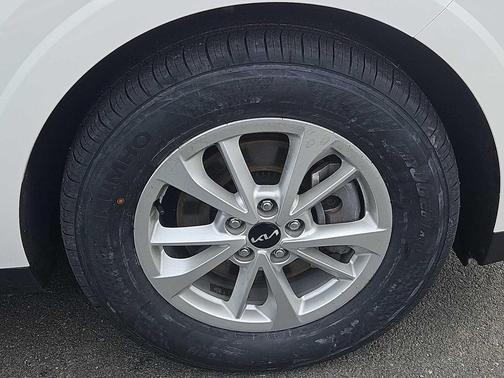 Snow White Pearl 2023 Kia Carnival LX