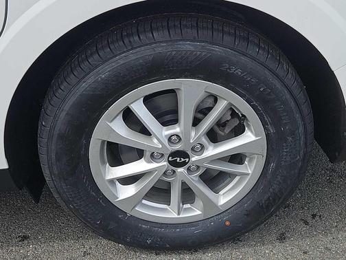 Snow White Pearl 2023 Kia Carnival LX