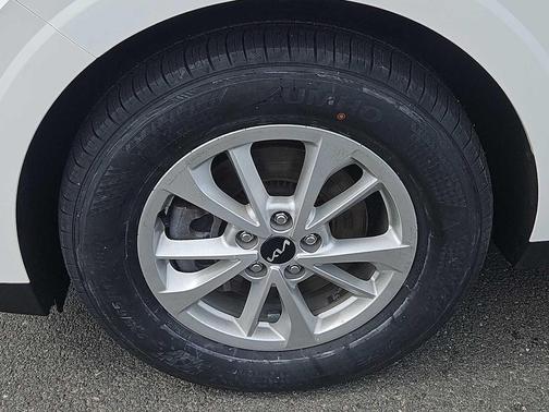 Snow White Pearl 2023 Kia Carnival LX