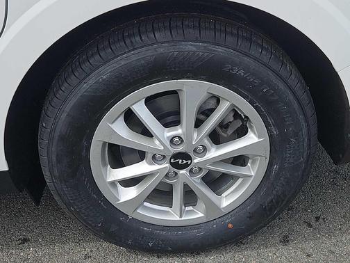 Snow White Pearl 2023 Kia Carnival LX