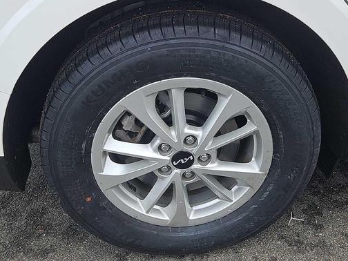 Snow White Pearl 2023 Kia Carnival LX