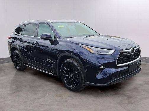 Gray 2022 Toyota Highlander XLE