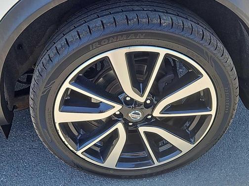 Pearl White Tricoat 2019 Nissan Rogue Sport SL