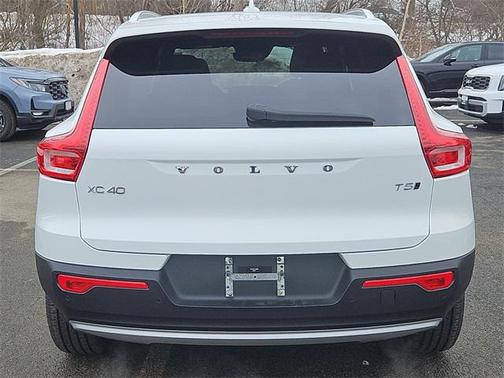 2020 Volvo XC40 T5 Momentum