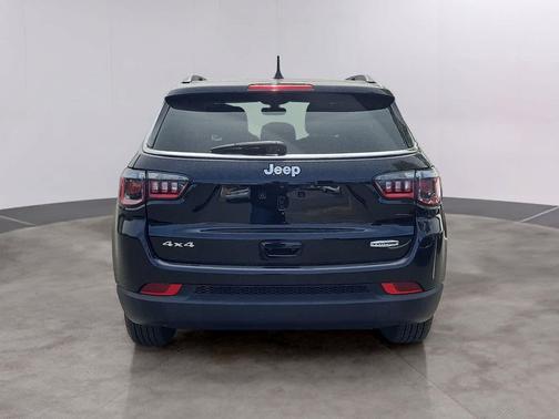 Diamond Black Crystal Pearlcoat 2021 Jeep Compass Latitude