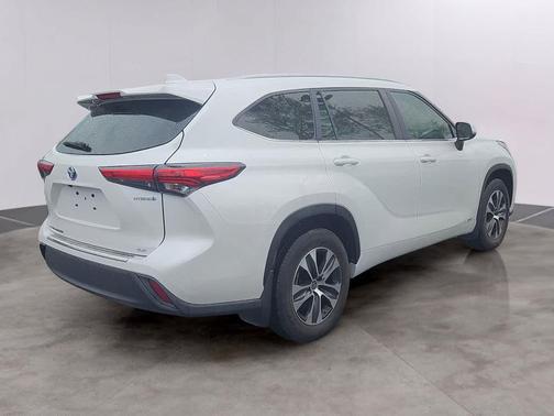 Wind Chill Pearl 2023 Toyota Highlander Hybrid XLE