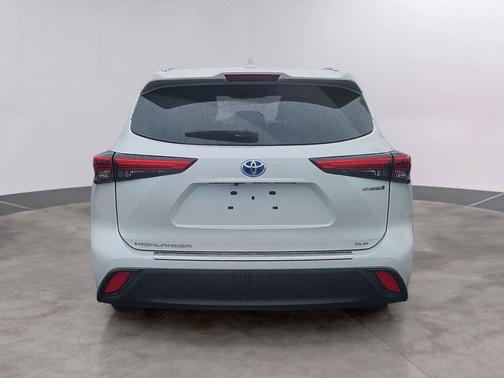 Wind Chill Pearl 2023 Toyota Highlander Hybrid XLE