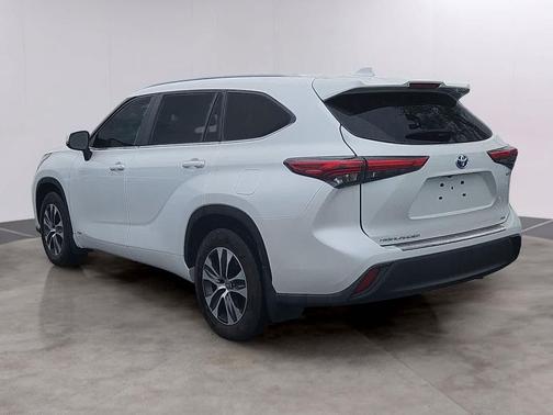 Wind Chill Pearl 2023 Toyota Highlander Hybrid XLE