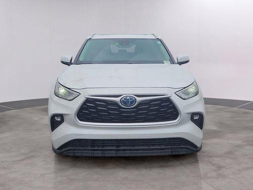 Pearl 2023 Toyota Highlander Hybrid XLE