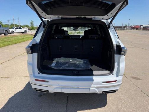 Iridescent White Tricoat 2026 Buick Enclave Avenir FWD