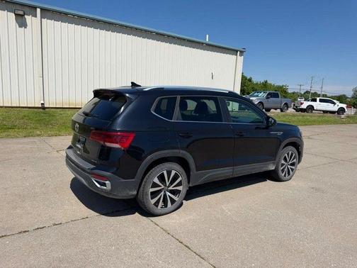 Black 2022 Volkswagen Taos 1.5T SE