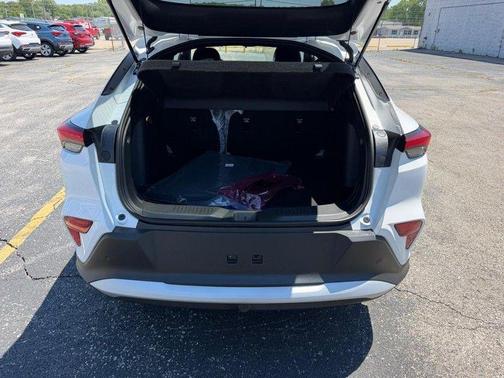 White Frost Tricoat 2026 Buick Envista Avenir FWD