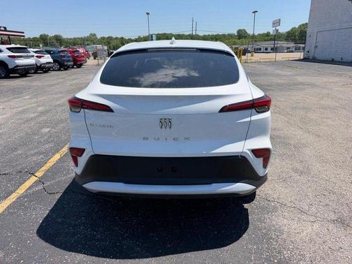 White Frost Tricoat 2026 Buick Envista Avenir FWD