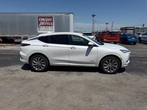 White Frost Tricoat 2026 Buick Envista Avenir FWD