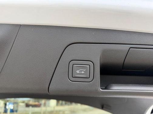 Iridescent White Tricoat 2026 Buick Envision Avenir AWD