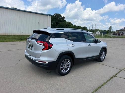 Quicksilver Metallic 2022 GMC Terrain SLT