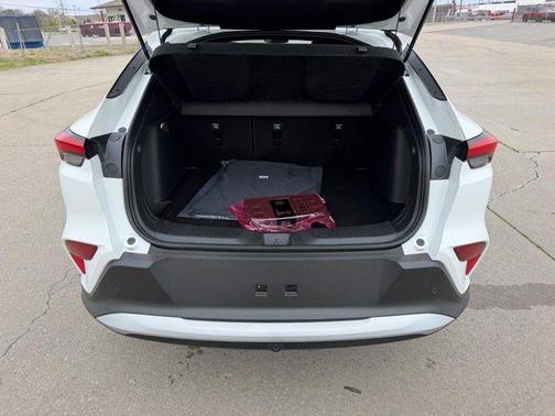 Summit White 2026 Buick Envista Preferred FWD