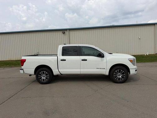 2023 Nissan Titan SV