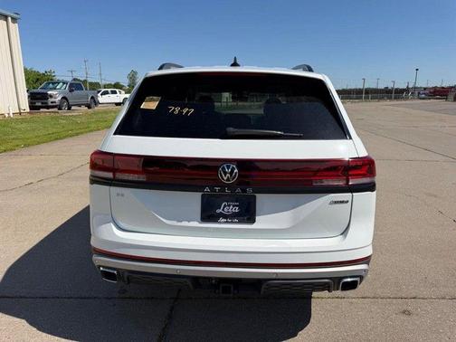 Pure White 2024 Volkswagen Atlas 2.0T SE w/Technology 4MOTION