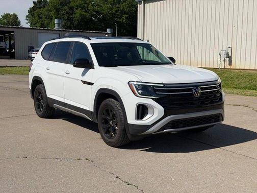 Pure White 2024 Volkswagen Atlas 2.0T SE w/Technology 4MOTION