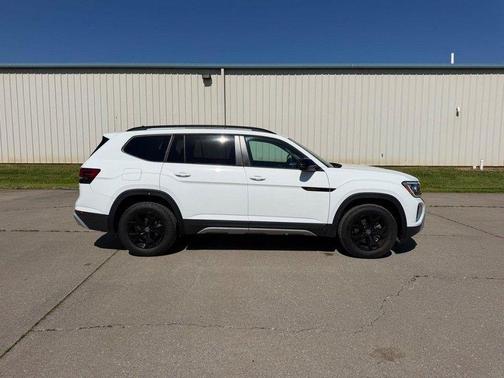Pure White 2024 Volkswagen Atlas 2.0T SE w/Technology 4MOTION