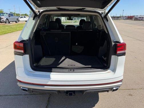 Pure White 2024 Volkswagen Atlas 2.0T SE w/Technology 4MOTION