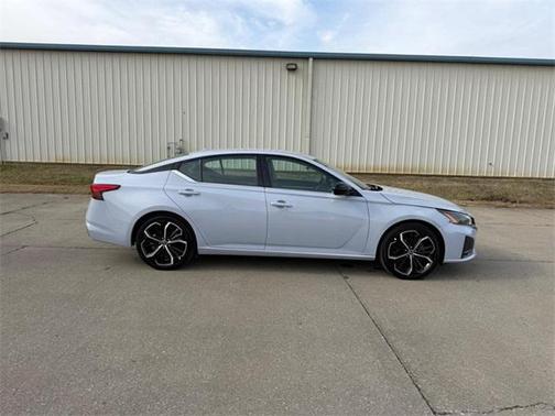 2023 Nissan Altima SR FWD