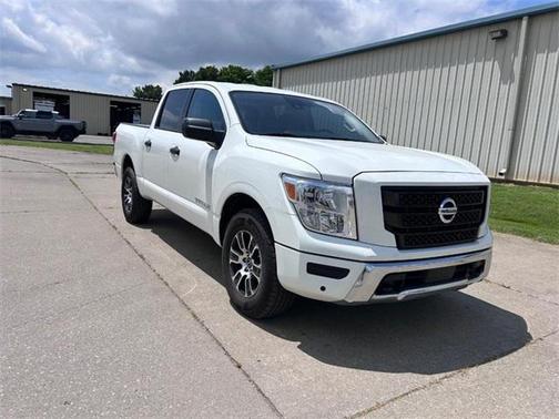2023 Nissan Titan SV