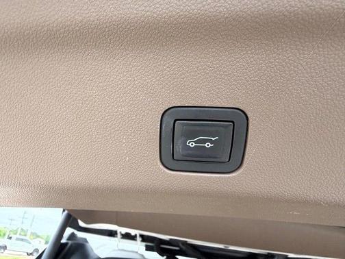 White Frost Tricoat 2023 GMC Yukon Denali