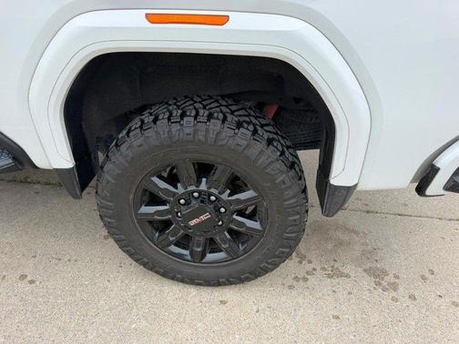 Summit White 2024 GMC Sierra 2500 AT4