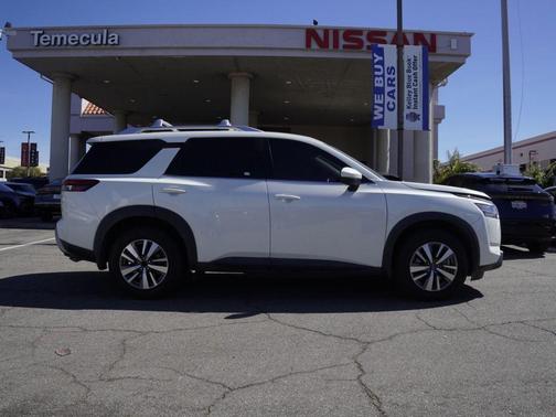 2022 Nissan Pathfinder SL