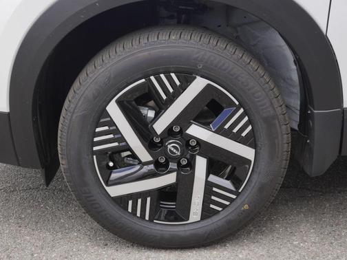 2t Wht Blk Roof 2026 Nissan Kicks SV