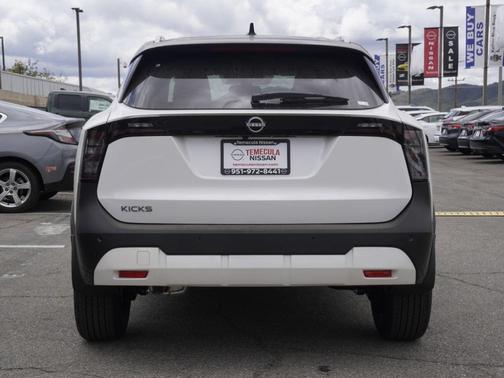 2t Wht Blk Roof 2026 Nissan Kicks SV