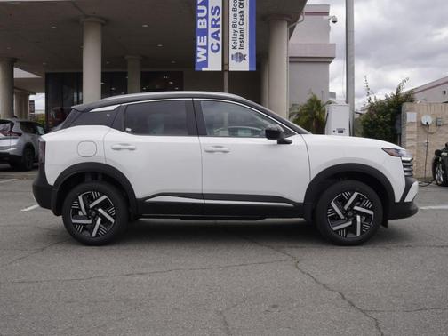 2t Wht Blk Roof 2026 Nissan Kicks SV
