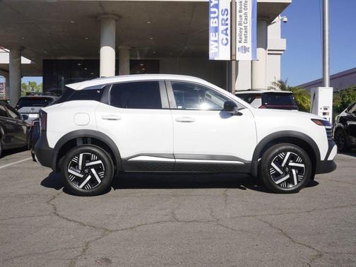 Aspen White Tri 2026 Nissan Kicks SV
