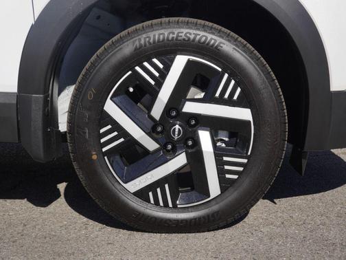 Aspen White Tri 2026 Nissan Kicks SV