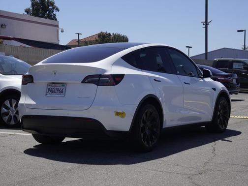 Pearl White Multi 2022 Tesla Model Y Long Range
