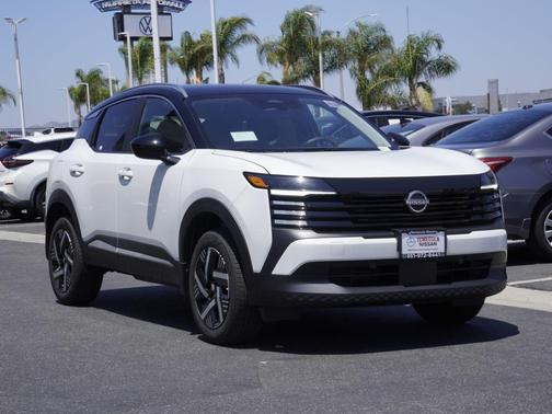 2t Wht Blk Roof 2026 Nissan Kicks SV