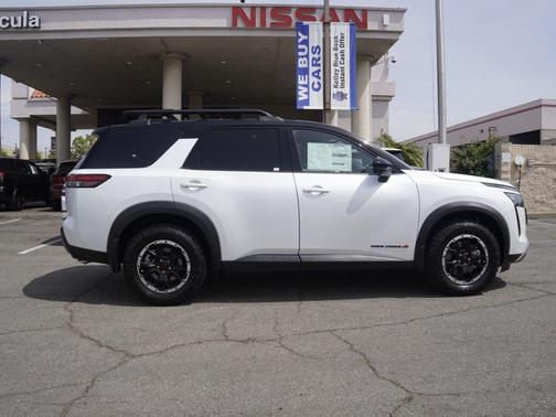 White / Black 2026 Nissan Pathfinder Rock Creek