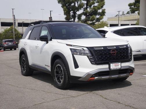 White / Black 2026 Nissan Pathfinder Rock Creek