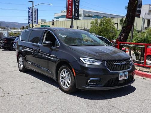 2023 Chrysler Pacifica Touring-L