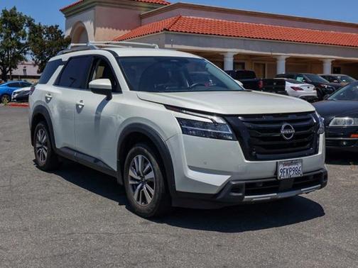 2023 Nissan Pathfinder SL